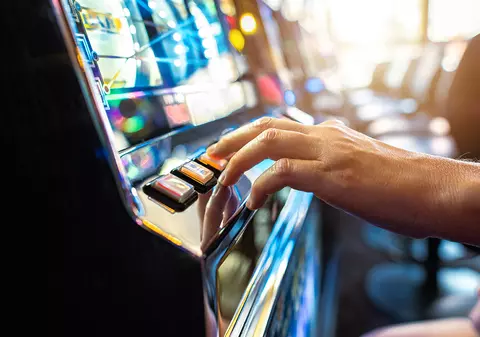 Conflict de milioane de euro pe piața „păcănelelor”. Conducerea Oficiului pentru Jocuri de Noroc, reclamată în bloc la DNA