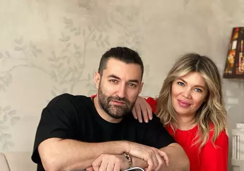 Ipostaza în care Smiley s-a fotografiat cu fetița lui. Josephine are 8 luni