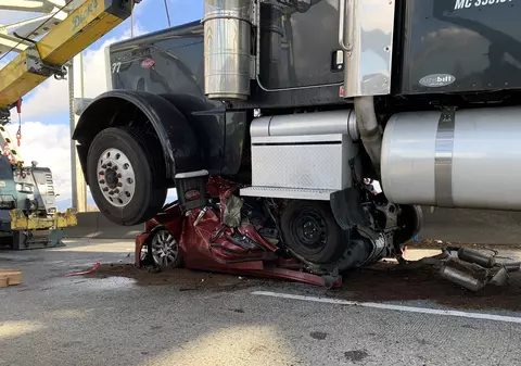 Șoferiță scăpată miraculos nevătămată din mașina strivită sub un camion