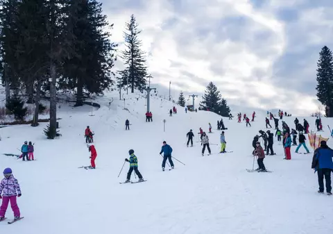Deschiderea sezonului de schi în staţiunea Păltiniş se amână din cauza vremii