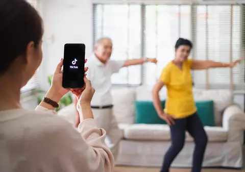 Au peste 60 de ani și sunt vedete pe TikTok. Cine sunt influencerii seniori care câștigă sute de mii de euro