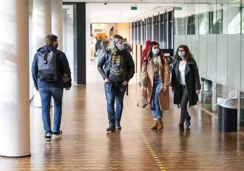 Autoritățile olandeze le cer tinerilor să nu se infecteze deliberat cu coronavirus pentru a putea obține certificatul verde