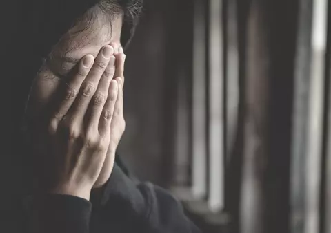 Motivarea unui judecător într-un dosar de trafic de minore: „Prin prostituție, victima încerca să-și arate iubirea față de inculpat”