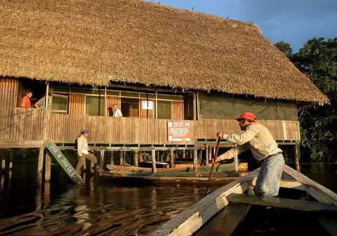 „Nu știam nimic de COVID!”. Vaccinarea a ajuns la indigenii din Peru, „poporul uitat” al pandemiei