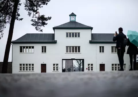 Supraviețuitor al Holocaustului: „Gardienii ne forțau să mărșăluim 40 km pe zi, să le testăm bocancii. Cine cădea era împușcat”