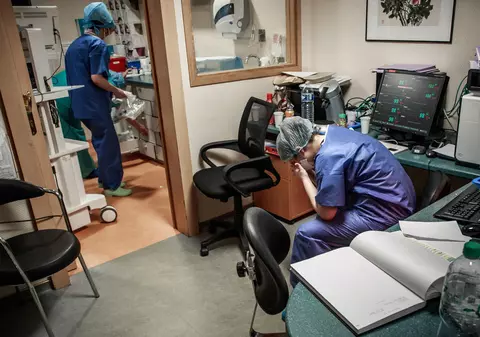 „Personalul de la ATI plânge, preoții se pregătesc de un Crăciun îndoliat”. Cum arată spitalele din Germania în fața noului val COVID