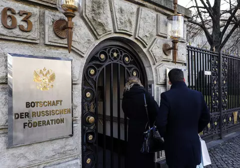 Diplomat rus, găsit mort în fața ambasadei din Berlin, după ce a căzut de la fereastră