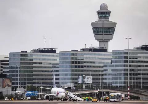 8 pasageri polonezi, reținuți de poliție pe aeroportul din Amsterdam, după ce au refuzat să poarte mască în timpul zborului