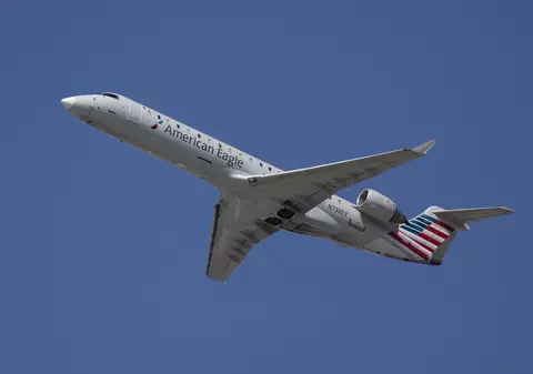 Un migrant a reușit să ajungă în SUA după ce s-a ascuns în trenul de aterizare al unui avion