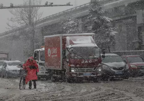 China se confruntă cu un val de frig. O ninsoare abundentă a acoperit Beijingul