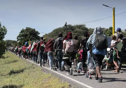În prima zi de la redeschiderea traficului, granița dintre Mexic și SUA s-a umplut de migranți