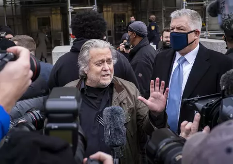 Steve Bannon, fostul consilier al lui Trump, s-a predat la sediul FBI din Washington. Pentru ce a fost inculpat
