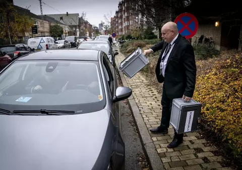 Bolnavii sau suspecții de COVID au putut vota din mașină la drive-in, în Danemarca. „Este dreptul fiecăruia”