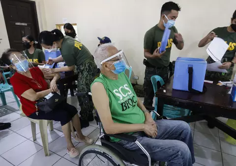 Ce înseamnă apariția variantei Omicron pentru cei dublu vaccinați? Explicațiile experților