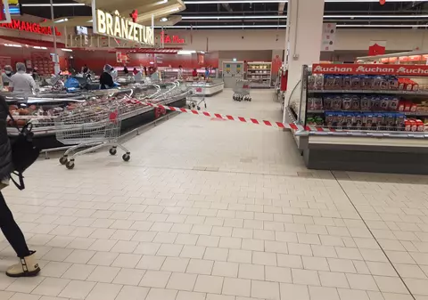ANPC cere închiderea a patru magazine Auchan din București. Produse expirate și mizerie, printre nereguli
