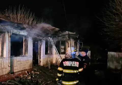 Incendiu de proporții la o locuință din Vrancea produs de jarul căzut din sobă. Doi soți și fiul lor au murit