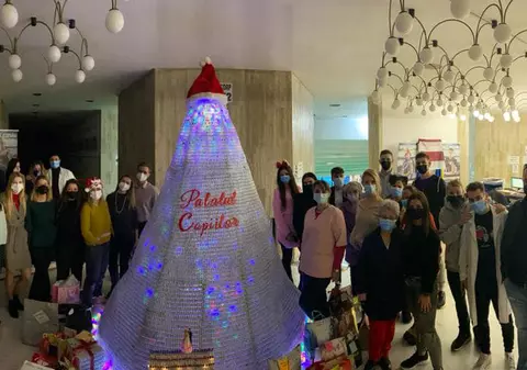 Brad de Crăciun făcut din 19.000 de doze de vaccin, la centrul de vaccinare de la Palatul Copiilor, din București