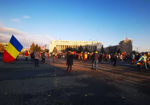 Protestul față de certificatul verde s-a mutat în fața Guvernului. Manifestanții au plecat apoi spre Universitate