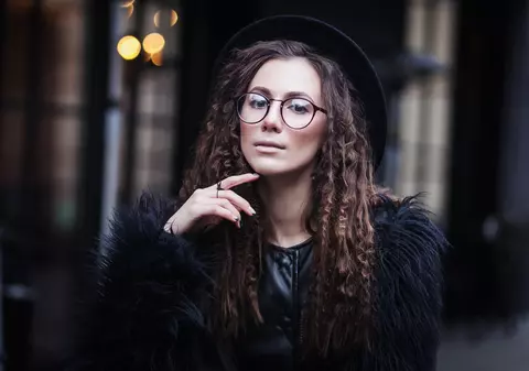 Ce este Dark Academia, subcultura care a început să prindă la tinerii români ce aleg o pauză de la digitalizare