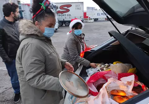 Darul românilor din diaspora pentru șoferii de TIR blocați în parcări de Sărbători: i-au luat acasă la masa de Crăciun sau le-au dus sarmale, cozonac, piftie și vin