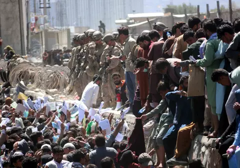 „Au fost lăsați să moară”. Un fost angajat din ministerul britanic dezvăluie cum haosul de la Londra a împiedicat mii de afgani să obțină ajutor