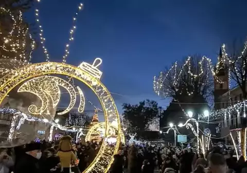 Mii de oameni s-au înghesuit, la Bistriţa, la un concert organizat de primărie