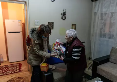 Reportaj | Acasă la vârstnicii singuri în prag de Sărbători. „Viața e făcută din bucurii și necazuri. Depinde cum te uiți la ea”