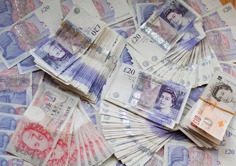 O bancă a virat 130 de milioane de lire în conturile a mii de clienți, în ziua de Crăciun, și încearcă acum să ia banii înapoi