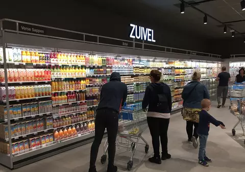 Român în vacanță în Belgia, prins cu prohabul desfăcut la raionul cu lactate, într-un supermarket și condamnat