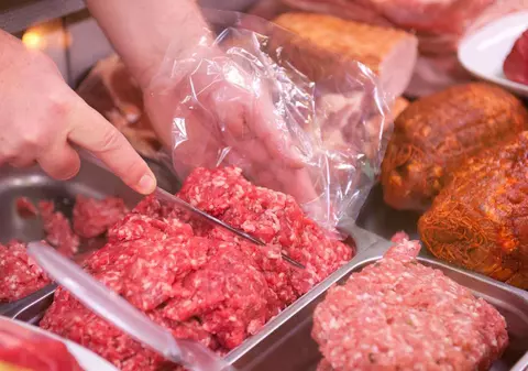 Peste 4,2 tone de alimente neconforme, confiscate din stațiunile din Prahova și Brașov