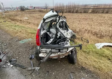 Citroen C3 complet deformat de impactul cu un TIR, în Suceava. Șoferița de 69 de ani a murit pe loc