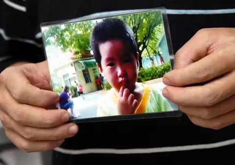 Un cuplu din China și-a regăsit fiul răpit după 14 ani de căutări. Povestea lor a devenit subiect de film