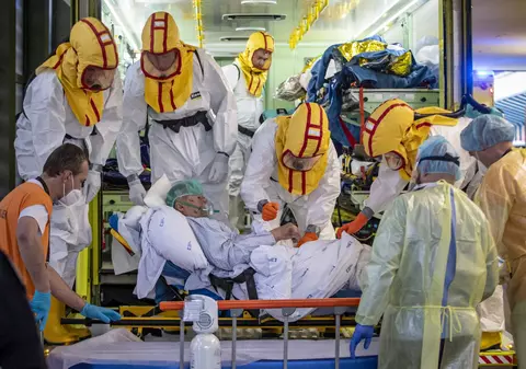 Lumea are instrumentele necesare pentru a aduce sfârșitul pandemiei COVID, spun experții. De ce nu le folosește