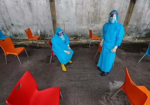 Incertitudinea și anxietatea s-au adâncit în lume în așteptarea variantei Omicron, după doi ani lungi de pandemie