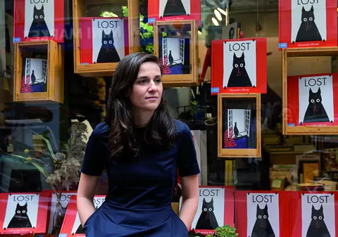 Visul îndeplinit al unei desenatoare din România: cartea ei despre o pisică a fost publicată de o editură cu nume celebru din Anglia: „E ciudat să nu existe și în română”