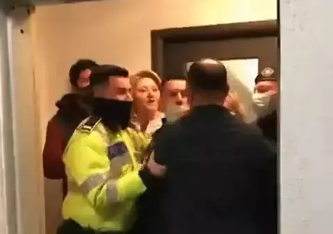 ActiveWatch, reacție la conflictul dintre senatoarea Șoșoacă şi jurnaliștii italieni: „Solicităm Parchetului General și Poliției să demareze o anchetă internă“