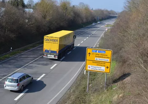 Accident în lanț pe un drum din Germania, după ce o fetiță de doi ani a aruncat pe geam geanta cu bani a tatălui său