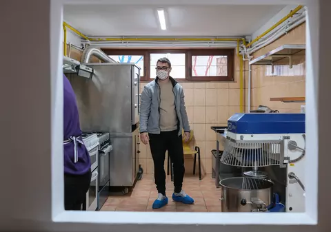 „Tu poți orice”. Independența și speranța se învață la o brutărie din București unde tinerii cu autism fac prăjituri și cozonaci
