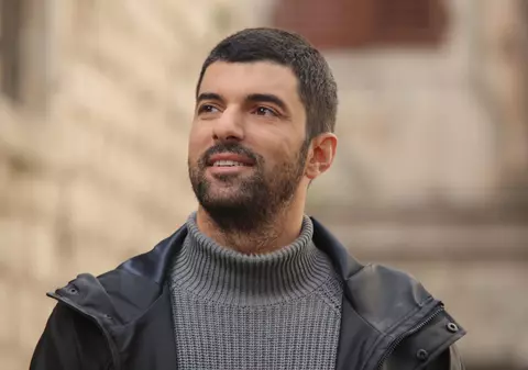 Cine este Engin Akyurek, actorul principal din filmul „Fiica ambasadorului”. Detalii neștiute au ieșit acum la iveală