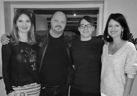 Fiul lui Victor Socaciu și-a luat adio de la tatăl lui. Cum a apărut tânărul la Sala Palatului. Nu a fost însoțit de mama lui, de Marina Almășan