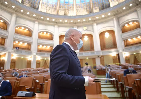 De ce scriu și de ce cred că mi se propun funcții ca să mi se închidă gura