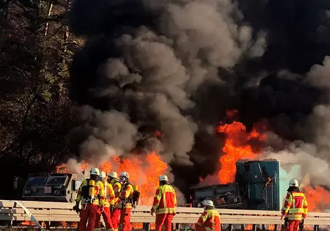 VIDEO | Convoi militar american în flăcări, în Germania. Un transportor plin cu soldați, lovit de un camion: un mort și opt răniți