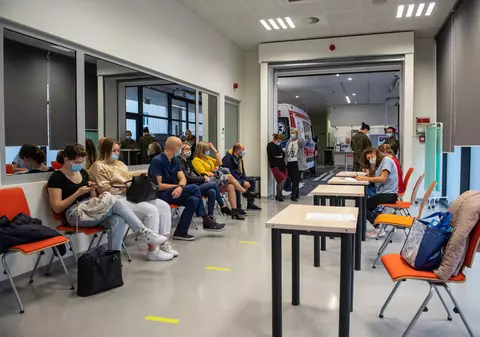 Vaccinare obligatorie în Polonia pentru anumite categorii profesionare, din martie