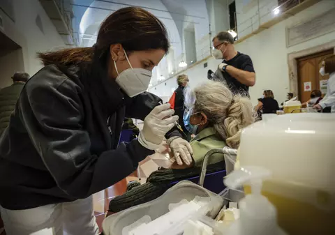 Directorul Pfizer: Oamenii vor trebui să se vaccineze anual împotriva COVID