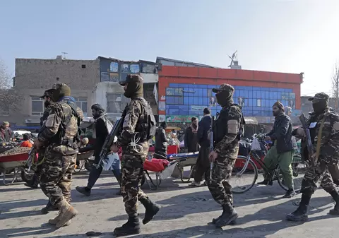 Talibanii au început să elimine imaginile cu femei de pe panouri publicitare şi din vitrine