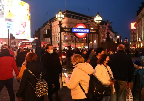 Pentru prima dată de la începutul pandemiei, Marea Britanie a raportat peste 100.000 de cazuri zilnice COVID