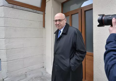 Medicul Irinel Popescu, trimis în judecată pentru că ar fi încercat să dea șpagă 100.000 de euro procurorilor DNA