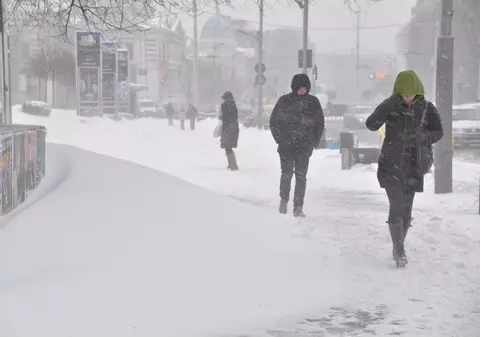 Noi alerte meteo: Ninsori abundente, viscol și polei până marți dimineață. Care sunt zonele afectate