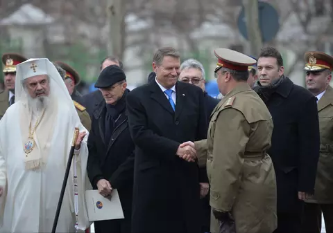 România se înarmează cu facturi achitate. Noi plătim în avans, ei livrează cu întârziere