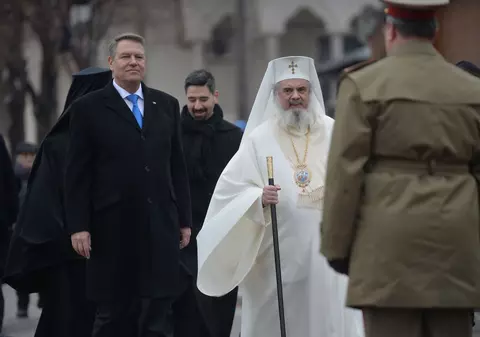 Klaus Iohannis l-a dat de gol pe Patriarhul Daniel că e vaccinat cu schema completă